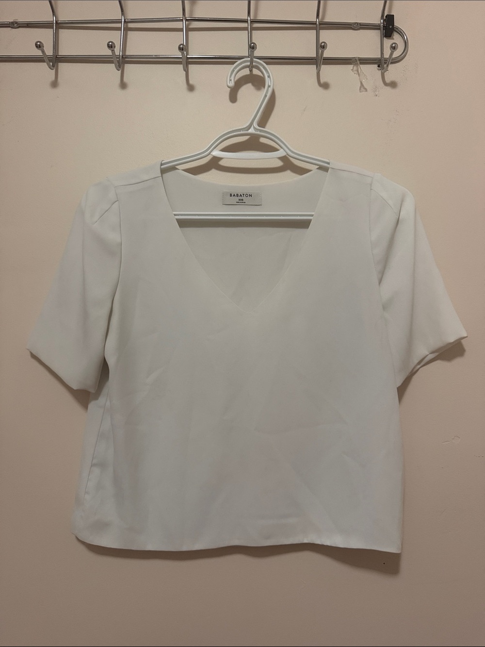 Babaton White V‑Neck Short Sleeve Top